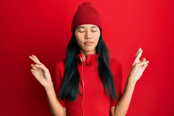 Ung Kinesisk Kvinna Lyssnar Musik Med Hörlurar Gestikulerande Finger Korsade — Stockfoto