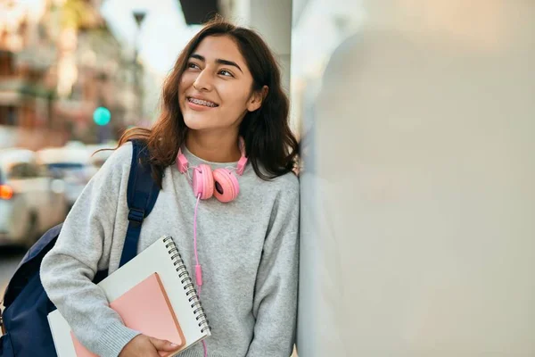 Young Middle East Student Girl Smiling Happy Holding Book City — ストック写真