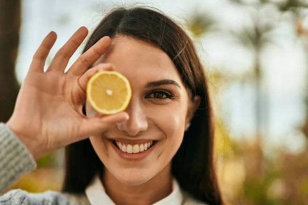 Ung Hispanic Kvinne Smilende Glad Holder Stykke Sitron Øyet Byen – stockfoto