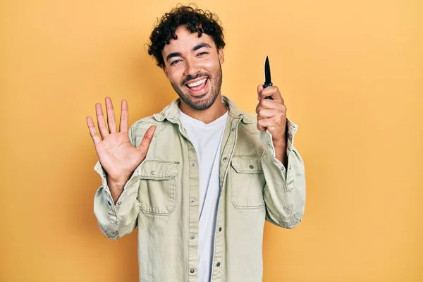 Jeune Homme Hispanique Tenant Couteau Poche Célébrant Victoire Avec Sourire — Photo