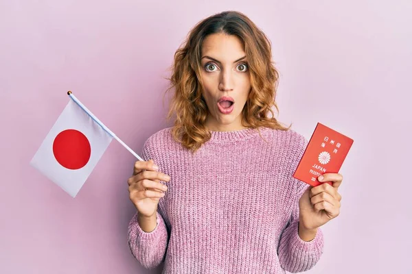 Νεαρή Καυκάσια Γυναίκα Γιαπωνέζικη Σημαία Και Διαβατήριο Φοβισμένη Και Σοκαρισμένη — Φωτογραφία Αρχείου