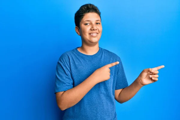 Teenager Ispanico Ragazzo Indossa Casual Blu Shirt Sorridente Guardando Fotocamera — Foto Stock