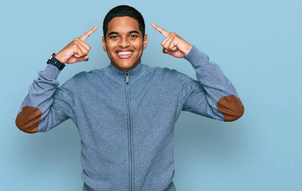 Joven Hombre Hispano Guapo Usando Sudadera Casual Sonriendo Apuntando Cabeza — Foto de Stock