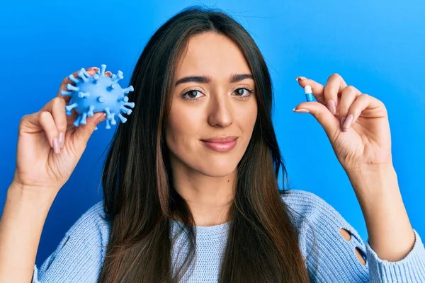 Jong Spaans Meisje Met Virusspeelgoed Pil Ontspannen Met Een Serieuze — Stockfoto