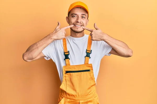 Joven Hispano Vistiendo Uniforme Manitas Sonriendo Alegre Mostrando Señalando Con —  Fotos de Stock