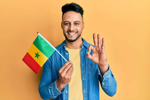 Jeune Homme Arabe Tenant Drapeau Senegal Faire Signe Avec Les — Photo