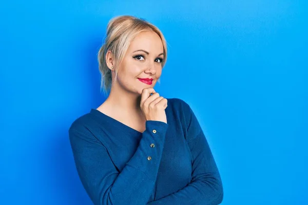 Mujer Rubia Joven Vistiendo Suéter Azul Casual Sonriendo Mirando Con — Foto de Stock