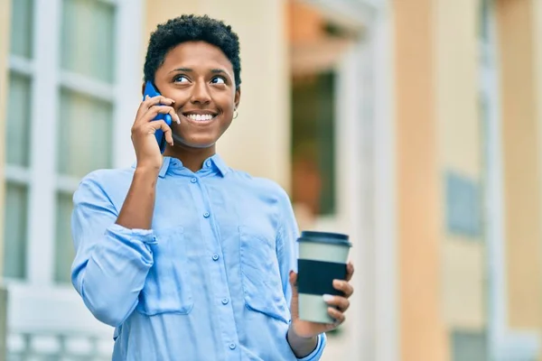Joven Afroamericana Chica Hablando Teléfono Inteligente Beber Llevar Café Ciudad — Foto de Stock