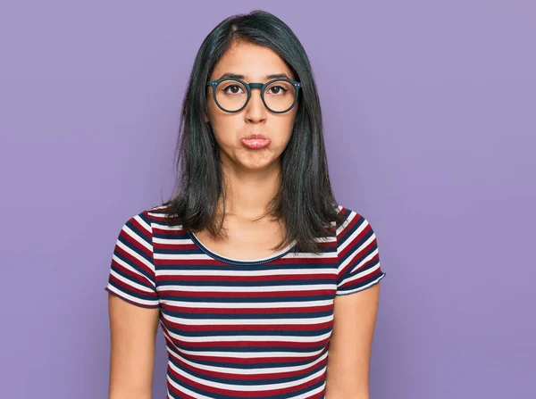 Vacker Asiatisk Ung Kvinna Bär Casual Kläder Och Glasögon Deprimerad — Stockfoto