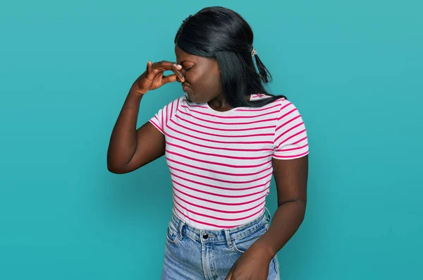 Afrikaanse Jonge Vrouw Draagt Casual Gestreepte Shirt Ruiken Iets Stinkend — Stockfoto
