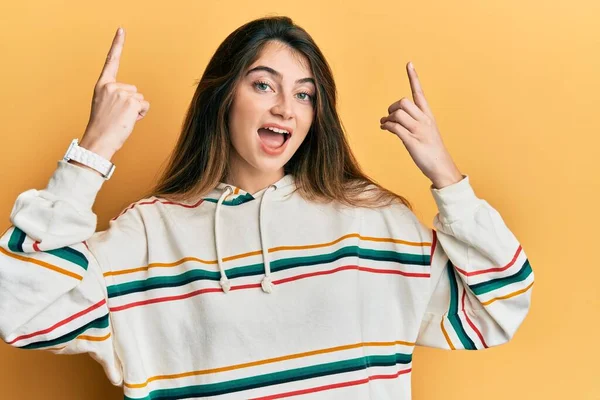 Mujer Joven Caucásica Vistiendo Ropa Casual Sonriendo Asombrada Sorprendida Señalando — Foto de Stock