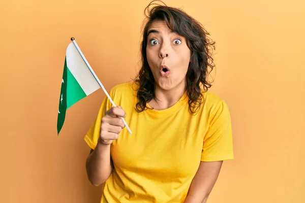 Jonge Spaanse Vrouw Met Pakistaanse Vlag Bang Verbaasd Met Open — Stockfoto