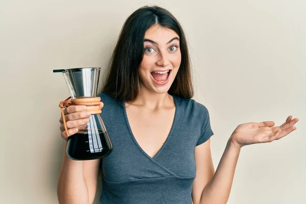 Kafkasyalı Genç Kadın Kahve Makinesini Elinde Filtreyle Tutarak Başarıyı Mutlu — Stok fotoğraf