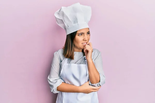 Mladá Blondýna Žena Sobě Profesionální Kuchař Uniformu Klobouk Ukazuje Ukazuje — Stock fotografie