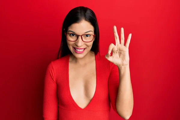 Jeune Femme Latine Portant Des Vêtements Décontractés Des Lunettes Souriant — Photo