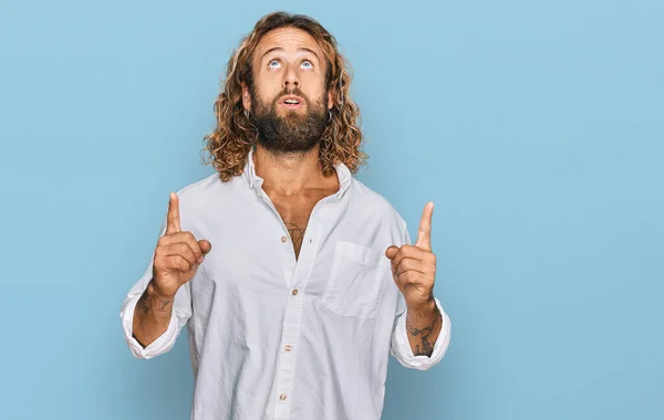 Hombre Guapo Con Barba Pelo Largo Vistiendo Ropa Casual Asombrado —  Fotos de Stock