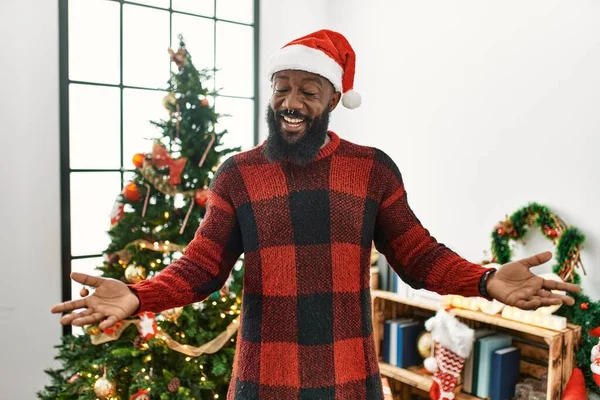 Homem Afro Americano Vestindo Chapéu Papai Noel Junto Árvore Natal — Fotografia de Stock