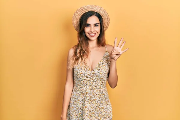 Junges Hispanisches Mädchen Mit Sommermütze Zeigt Mit Finger Nummer Vier — Stockfoto