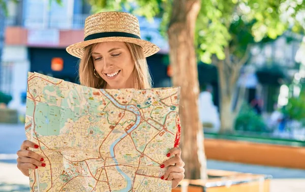 穿着夏装的金发女游客在公园地图上寻找城市路线 — 图库照片