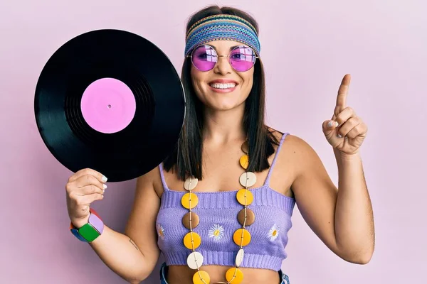 Ung Brunett Kvinna Bär Hippie Stil Håller Vinyl Skiva Ler — Stockfoto