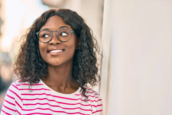 Young African American Girl Smiling Happy Standing City — Stock Photo, Image
