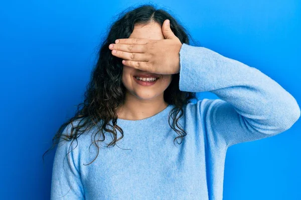 Junge Brünette Frau Mit Lockigem Haar Lässig Gekleidet Lächelnd Und — Stockfoto