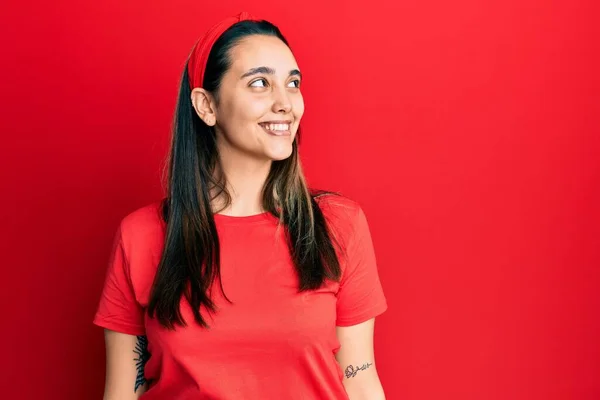 Jonge Spaanse Vrouw Draagt Casual Rood Shirt Zoek Naar Kant — Stockfoto