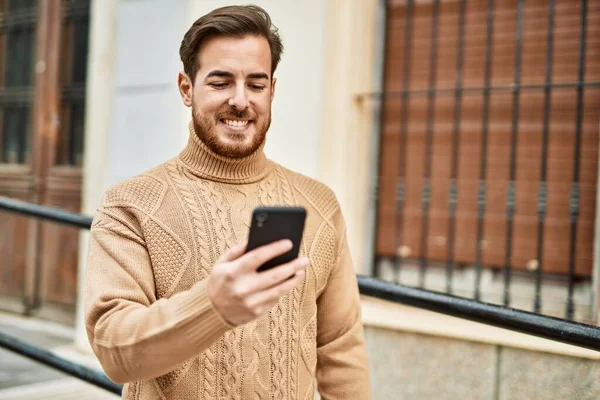 Jonge Kaukasische Man Lacht Gelukkig Met Behulp Van Smartphone Stad — Stockfoto