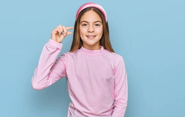 Mooi Brunette Klein Meisje Dragen Casual Coltrui Glimlachend Zelfverzekerd Gebaar — Stockfoto