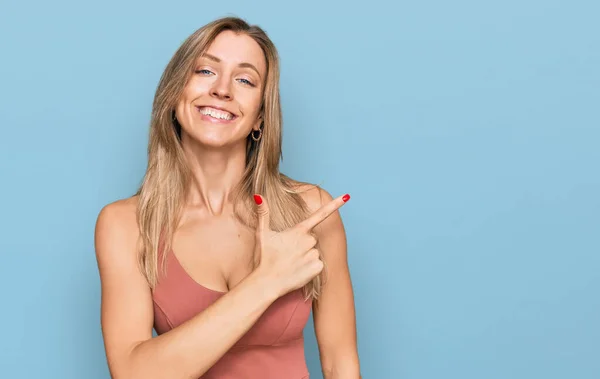 Hermosa Mujer Caucásica Vistiendo Ropa Casual Alegre Con Una Sonrisa —  Fotos de Stock