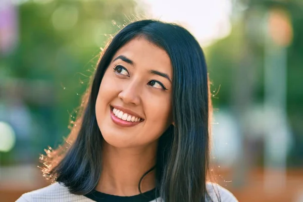 Giovane Donna Ispanica Sorridente Felice Passeggiando Parco — Foto Stock