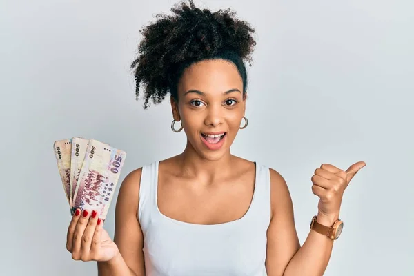 Mladá Africká Americká Dívka Drží 500 Nových Taiwan Dolarů Bankovky — Stock fotografie