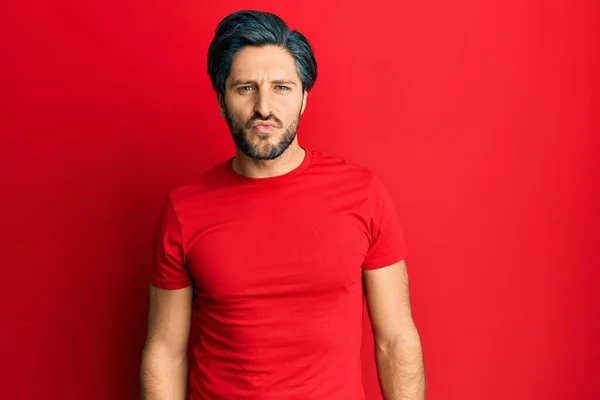 Ein Junger Hispanischer Mann Einem Lässigen Roten Shirt Der Die — Stockfoto
