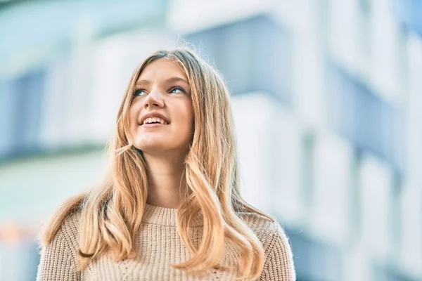 Schöne Kaukasische Teenager Lächeln Glücklich Der Stadt Stehen — Stockfoto