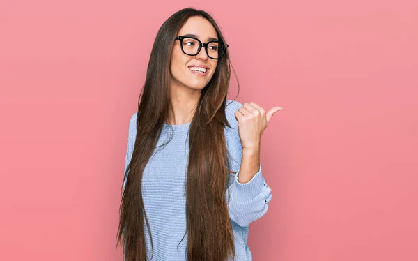 Ung Latinamerikansk Flicka Klädd Casual Kläder Och Glasögon Leende Med — Stockfoto