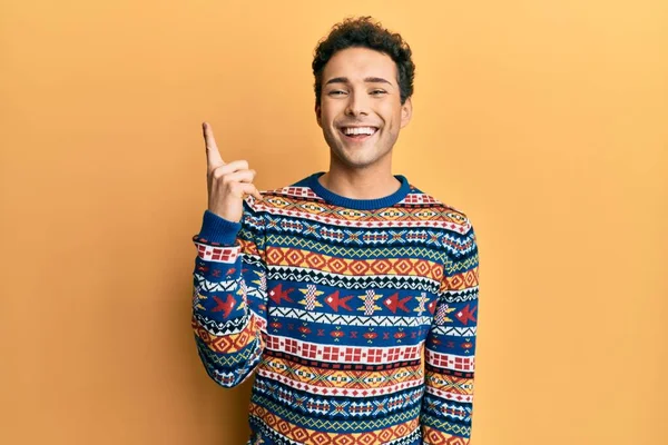 Homem Bonito Jovem Vestindo Camisola Inverno Casual Apontando Dedo Para — Fotografia de Stock