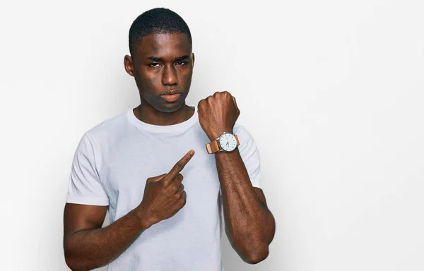 Joven Hombre Afroamericano Vistiendo Camiseta Blanca Casual Con Prisa Apuntando —  Fotos de Stock