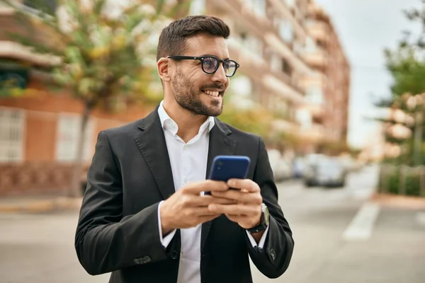 Joven Empresario Hispano Sonriendo Feliz Usando Smartphone Ciudad — Foto de Stock