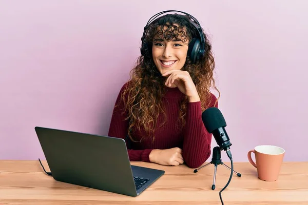 Das Junge Hispanische Mädchen Das Radio Büro Arbeitet Lächelt Selbstbewusst — Stockfoto