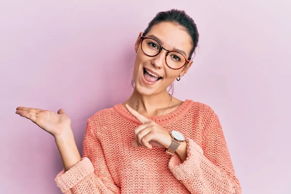 Joven Mujer Caucásica Vestida Con Ropa Casual Gafas Sorprendida Sonriendo — Foto de Stock