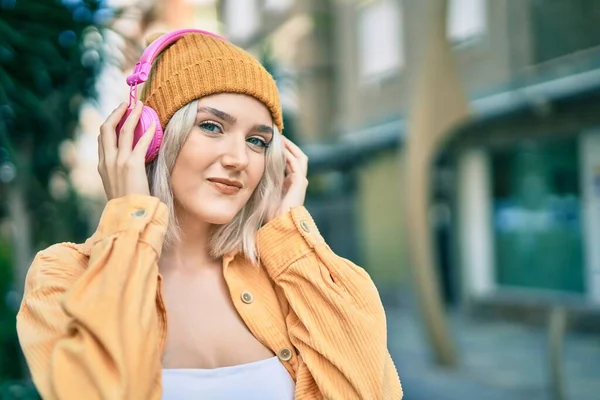 Молода Блондинка Використовує Навушники Місті — стокове фото