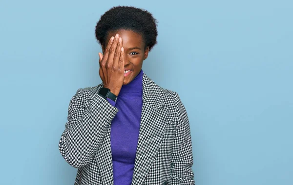 Jovem Afro Americana Vestindo Roupas Casuais Cobrindo Olho Com Mão — Fotografia de Stock