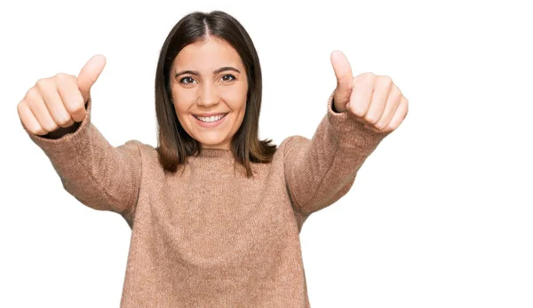 Junge Schöne Frau Lässiger Kleidung Die Positive Geste Mit Der — Stockfoto