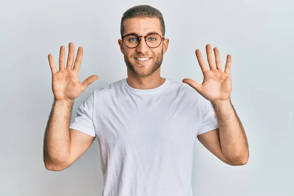Junger Kaukasischer Mann Lässiger Kleidung Und Brille Der Mit Finger — Stockfoto