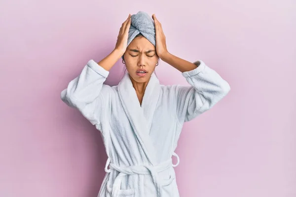 샤워기 모자를 목욕하는 여성은 편두통때문에 극도로 절망적 스트레스를 머리에 — 스톡 사진
