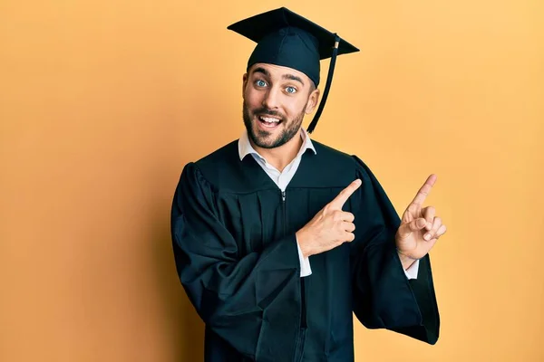 Mladý Hispánec Maturitní Čepici Slavnostním Županu Usmívá Dívá Kameru Ukazující — Stock fotografie