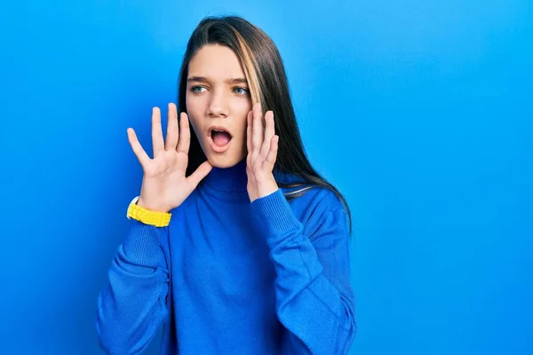 Junge Brünette Mädchen Mit Rollkragenpullover Schreien Wütend Laut Mit Den — Stockfoto