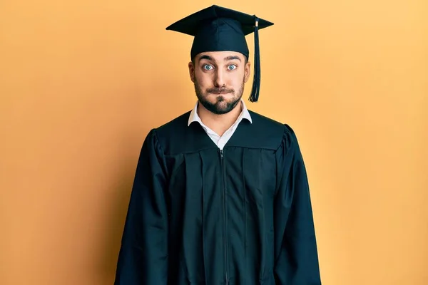 Mladý Hispánec Maturitní Čepici Obřadním Županu Legračním Obličejem Tvářích Ústa — Stock fotografie