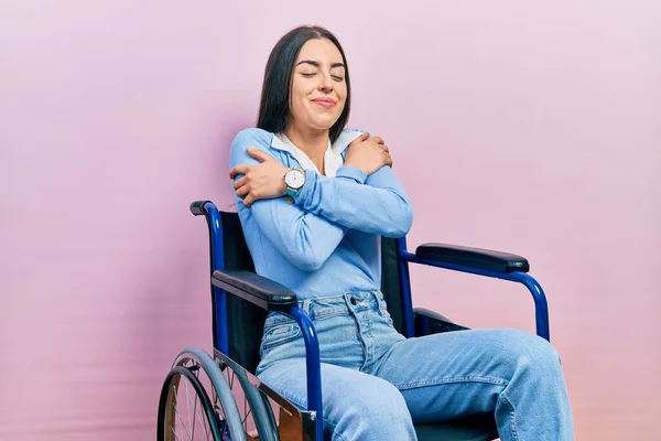 Schöne Frau Mit Blauen Augen Die Rollstuhl Sitzt Und Sich — Stockfoto