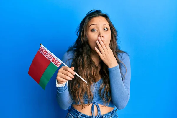 Menina Hispânica Jovem Segurando Bandeira Belarus Cobrindo Boca Com Mão — Fotografia de Stock